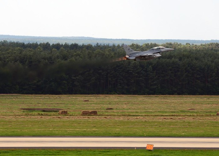 Một chiếc F-16 Fighting Falcon của Không quân Mỹ cất cánh từ căn cứ Aviano, Italy trong một cuộc tập trận huấn luyện dưới sự tổ chức và điều hành của Không quân Ba Lan (ảnh chụp hôm 16/7/2013).